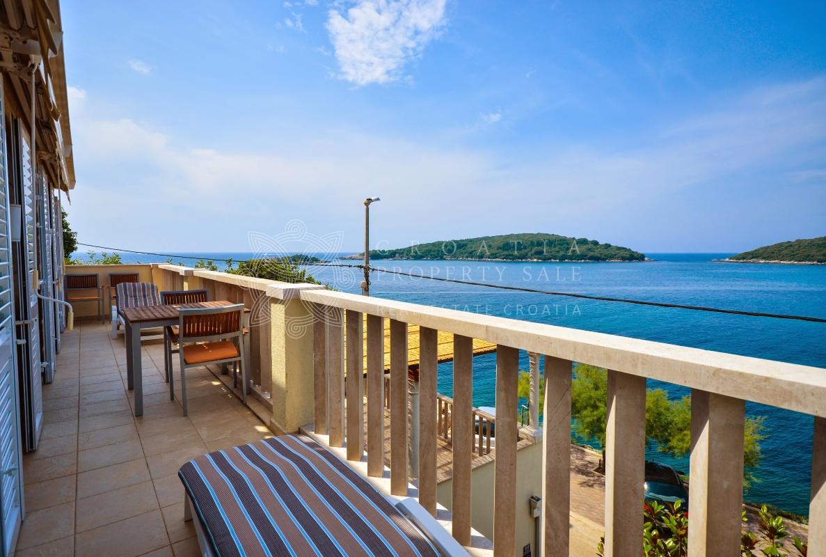 Croatia Cavtat area seafront villa for sale in private bay