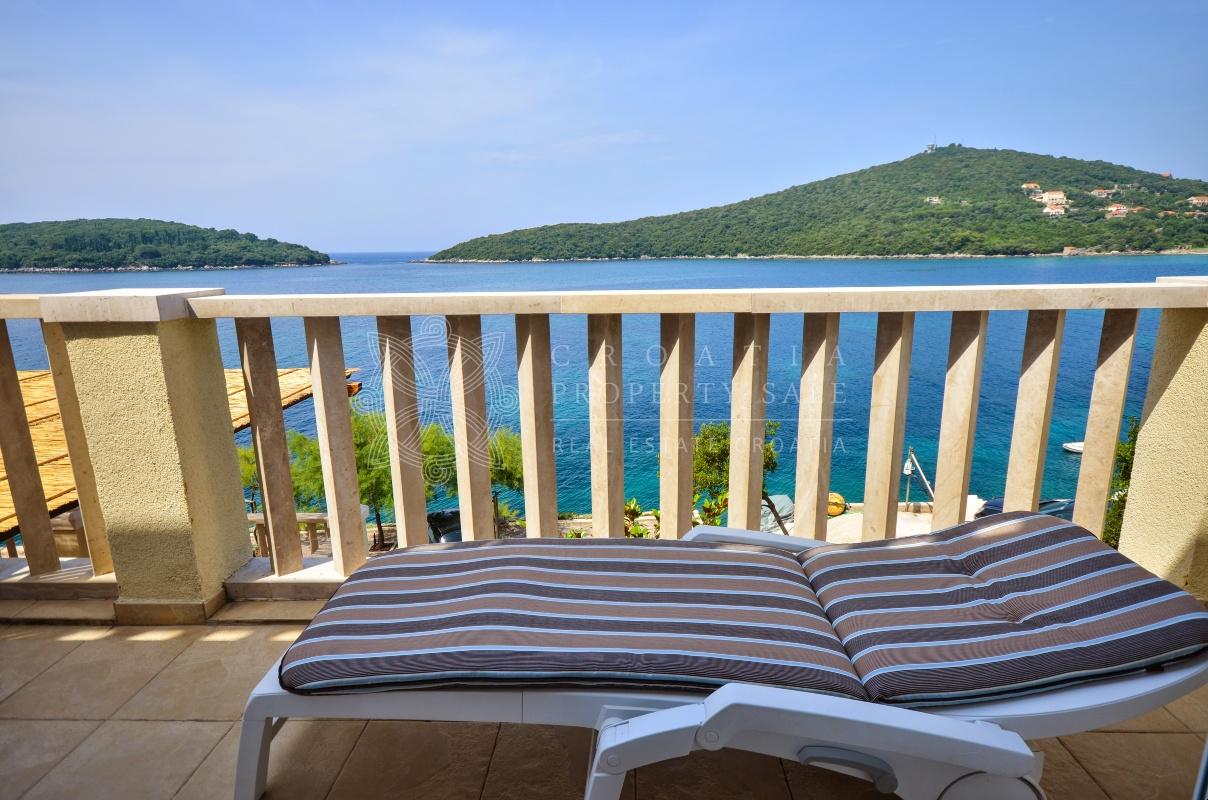 Croatia Cavtat area seafront villa for sale in private bay